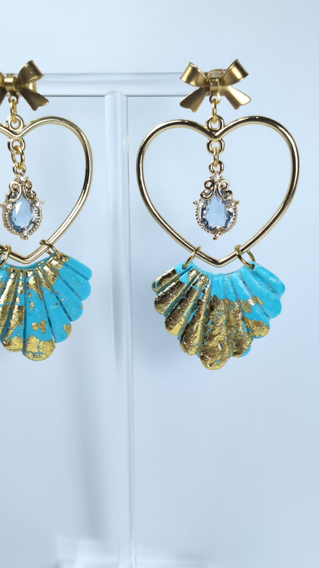 Boucles d'oreilles nœud acier, cœur doré, cristal bleu & éventail turquoise