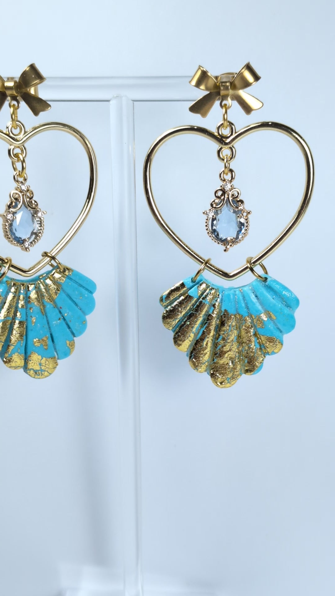 Boucles d'oreilles nœud acier, cœur doré, cristal bleu & éventail turquoise