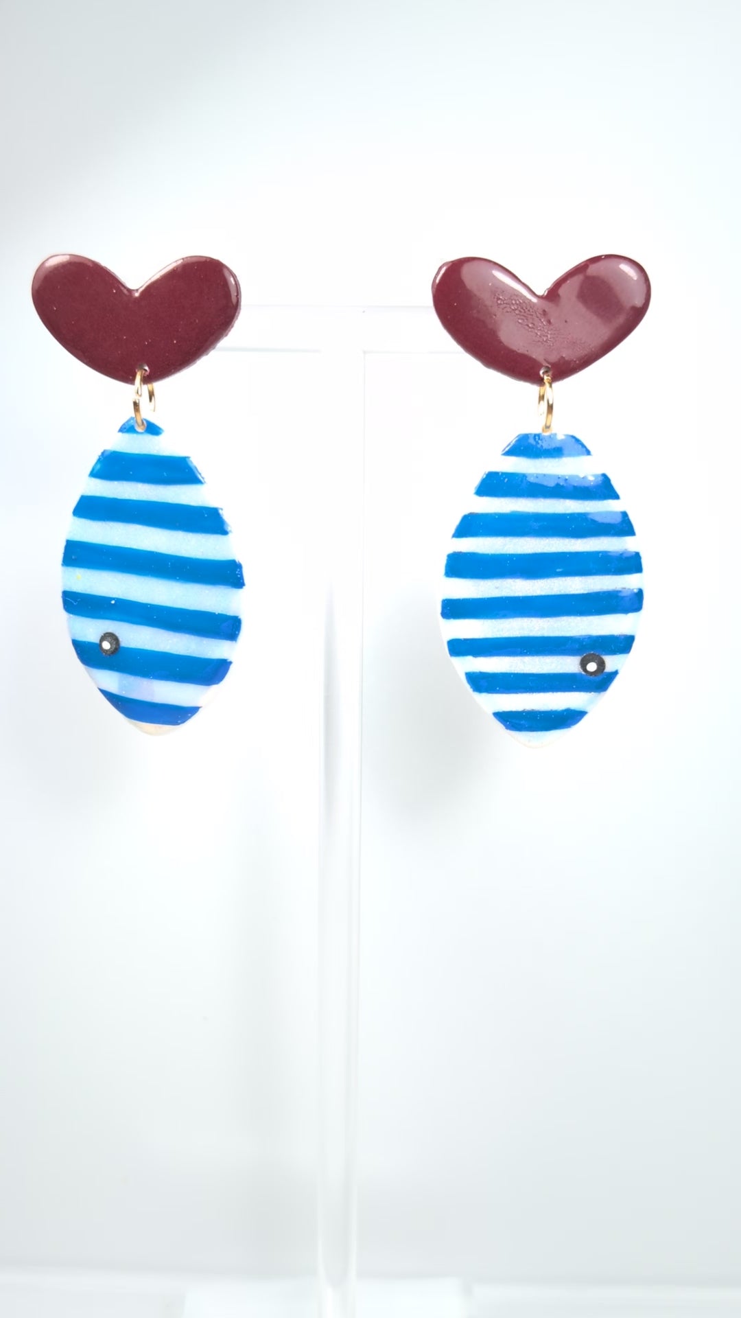 Boucles d'oreilles poisson en pâte polymère – rayures peintes à la main