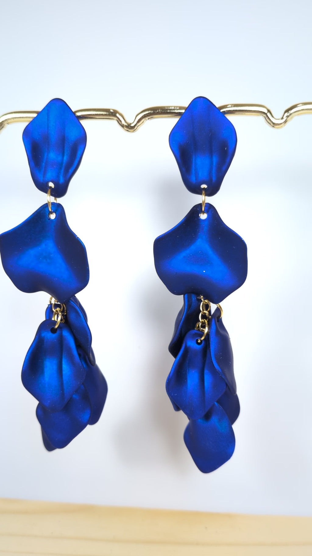 Boucles d'oreilles longues cascade de pétales acrylique unicolore