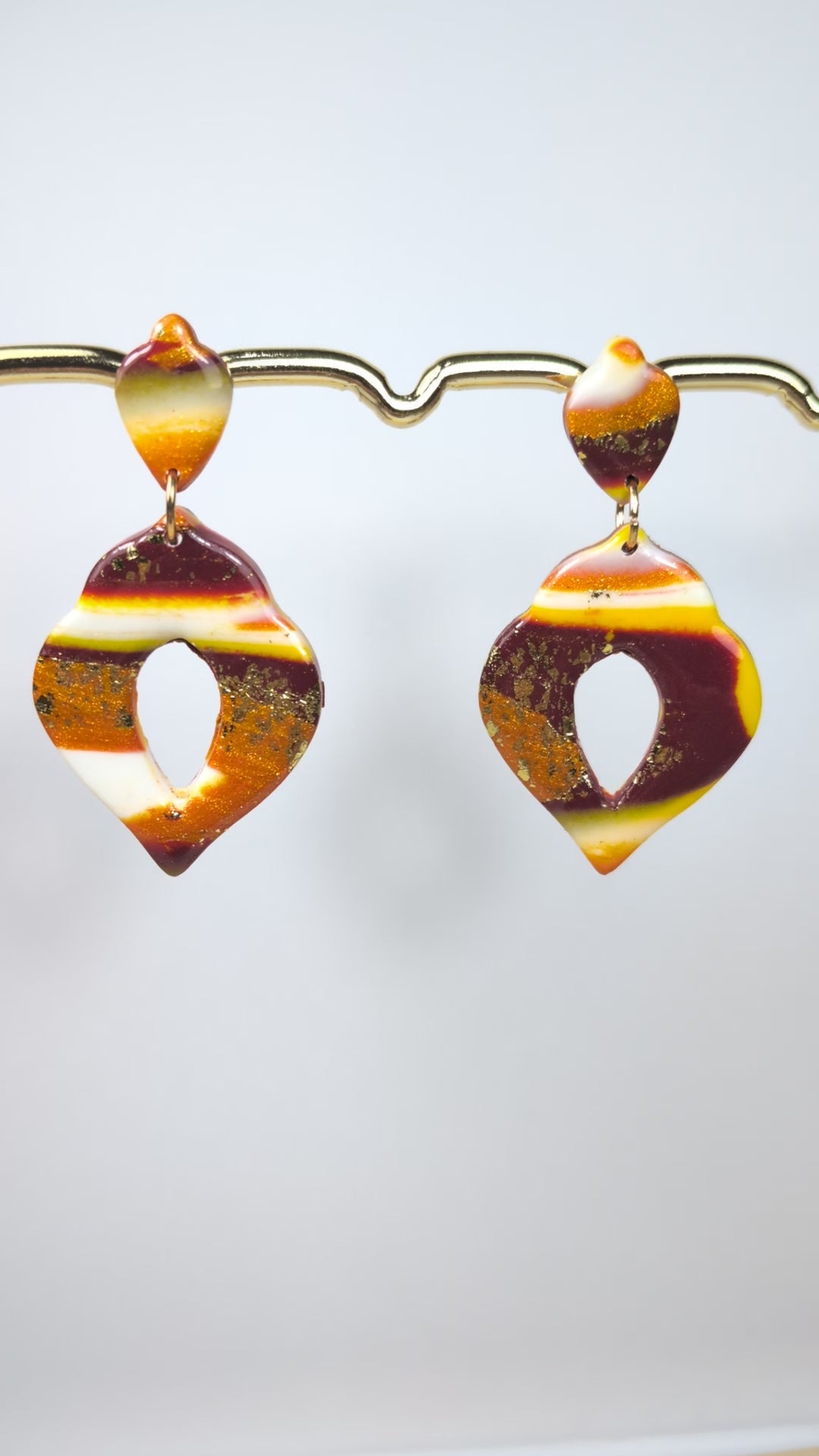 Boucles d'oreilles Alhambra – pâte polymère géométrique blanc, orange, jaune & prune