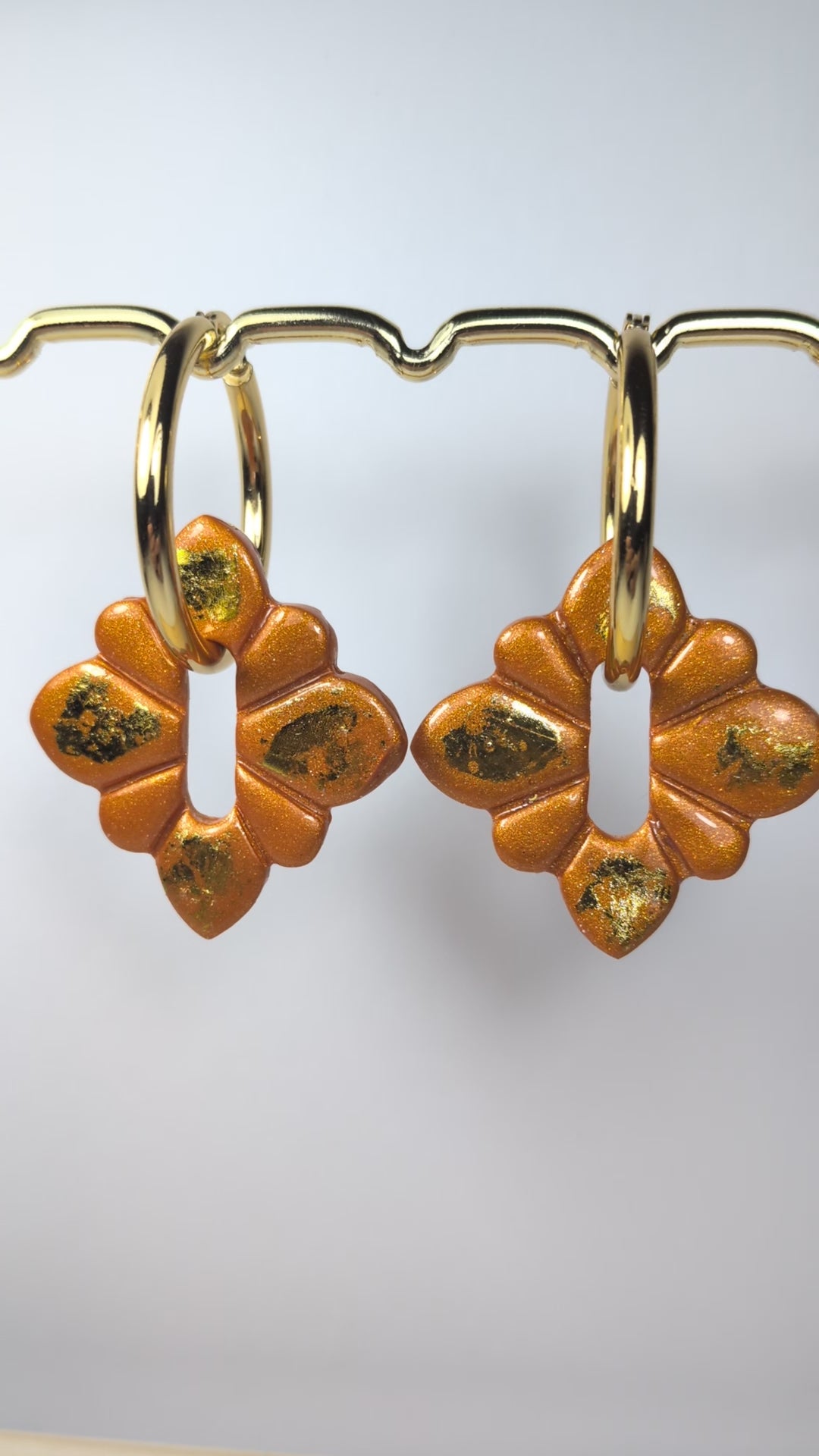 Pampilles forme florale orange et or – pâte polymère peintes à la main, collection sun