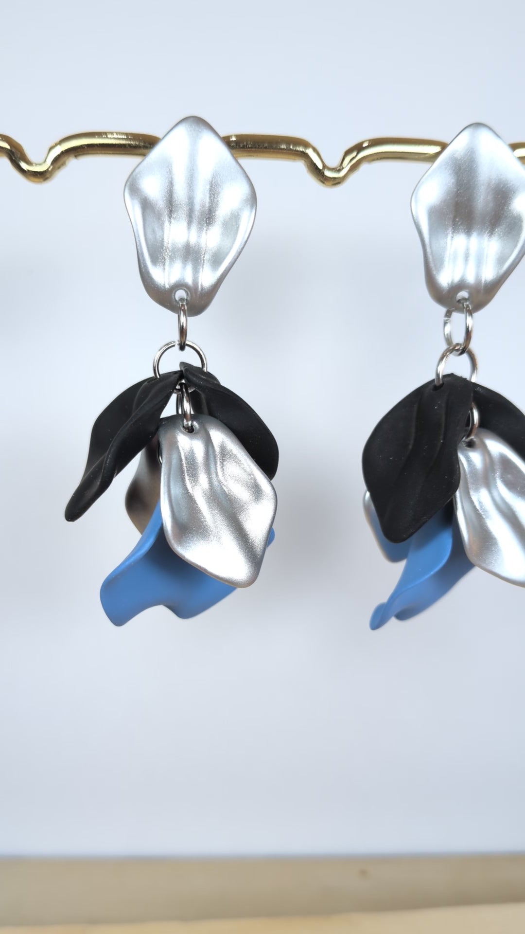 Boucles d'oreilles pétales acrylique tricolores en cascade