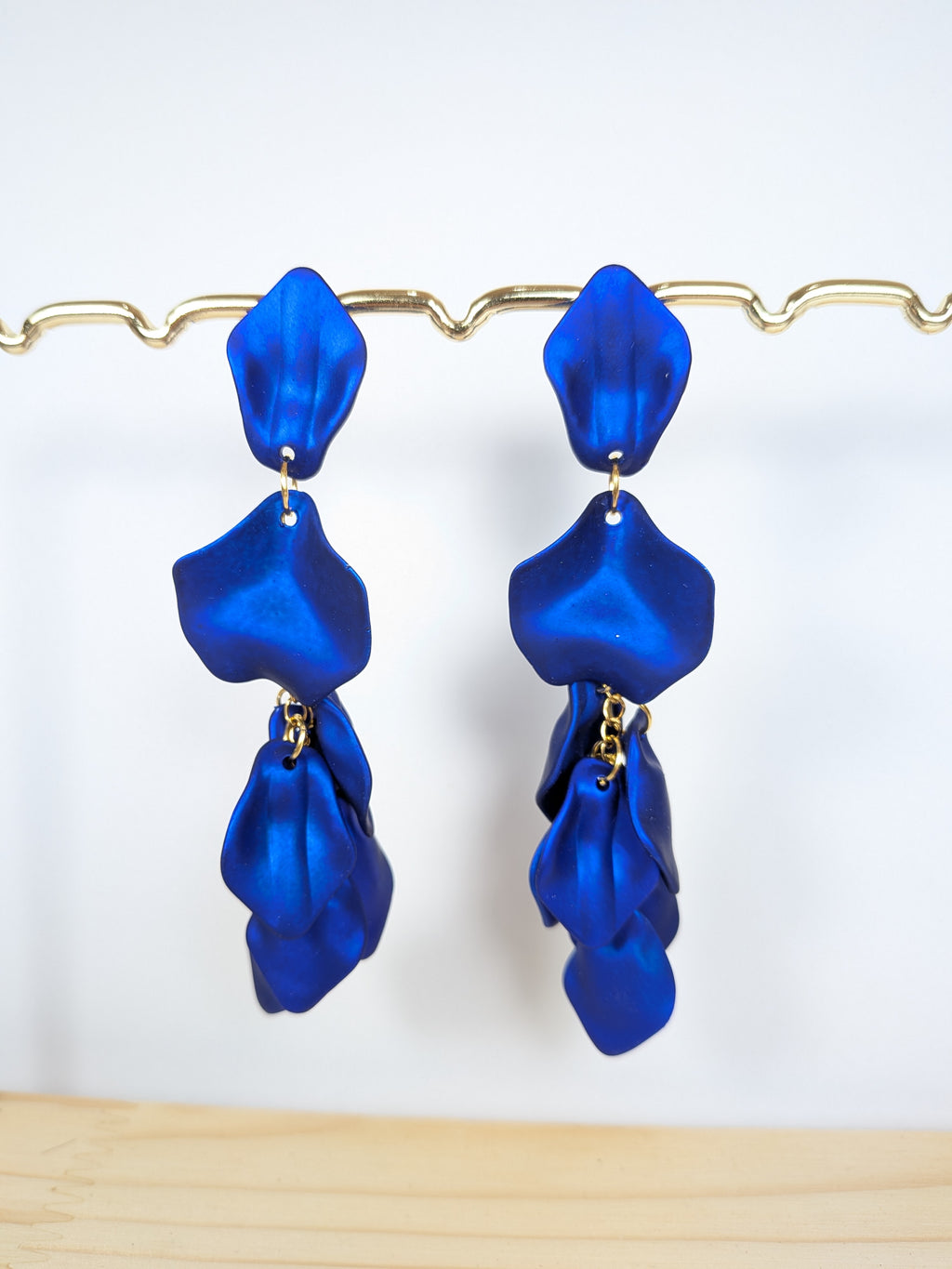 Boucles d'oreilles longues cascade de pétales acrylique unicolore