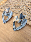 Boucles d'oreilles Cœur en Pâte Polymère – Noir, Blanc & Pêche