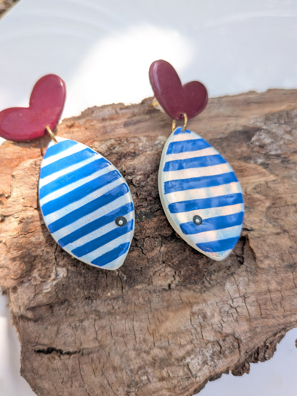Boucles d'oreilles poisson en pâte polymère – rayures peintes à la main
