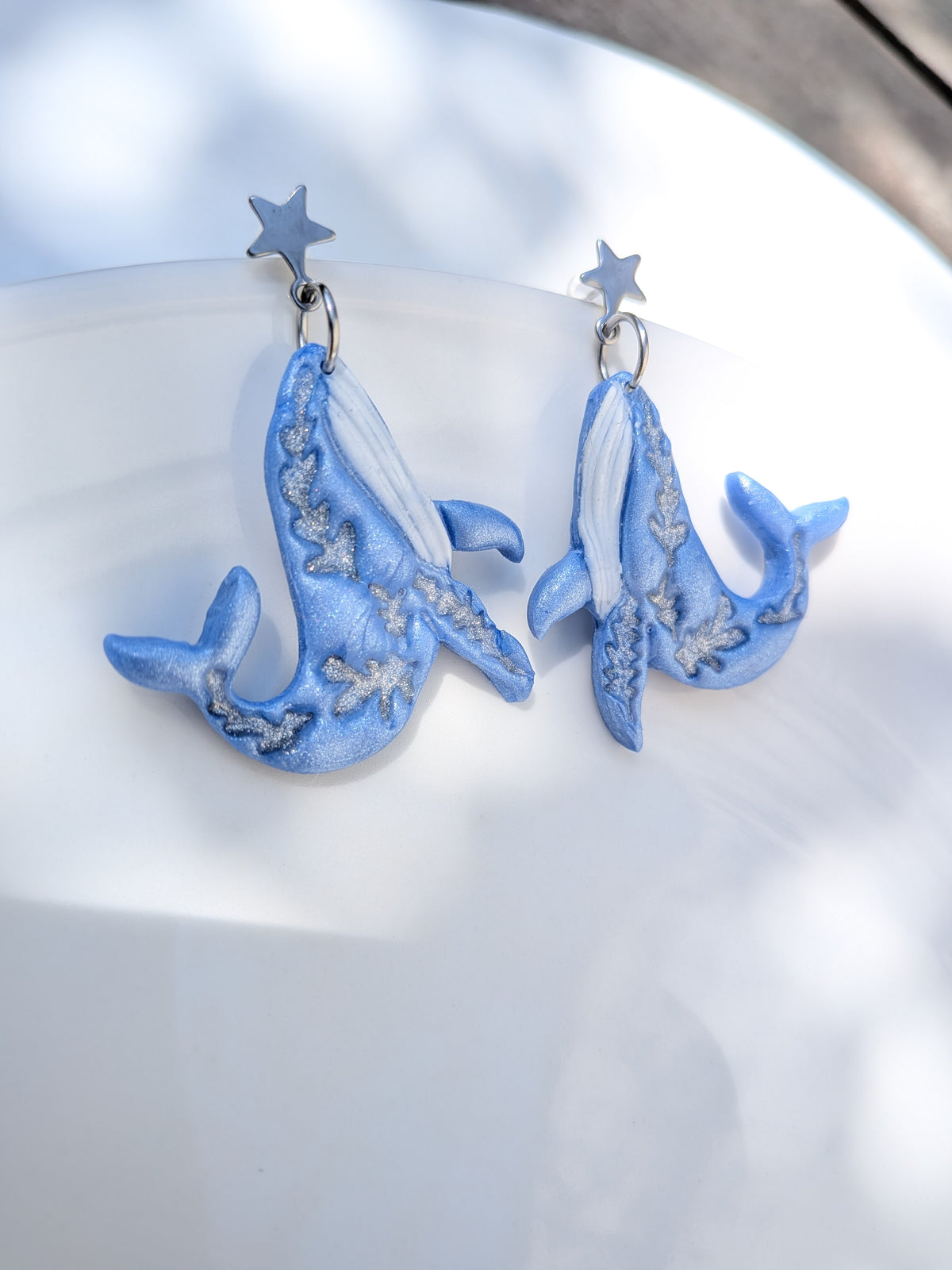 Boucles d'oreilles pendantes baleines en Fimo bleu peintes à la main