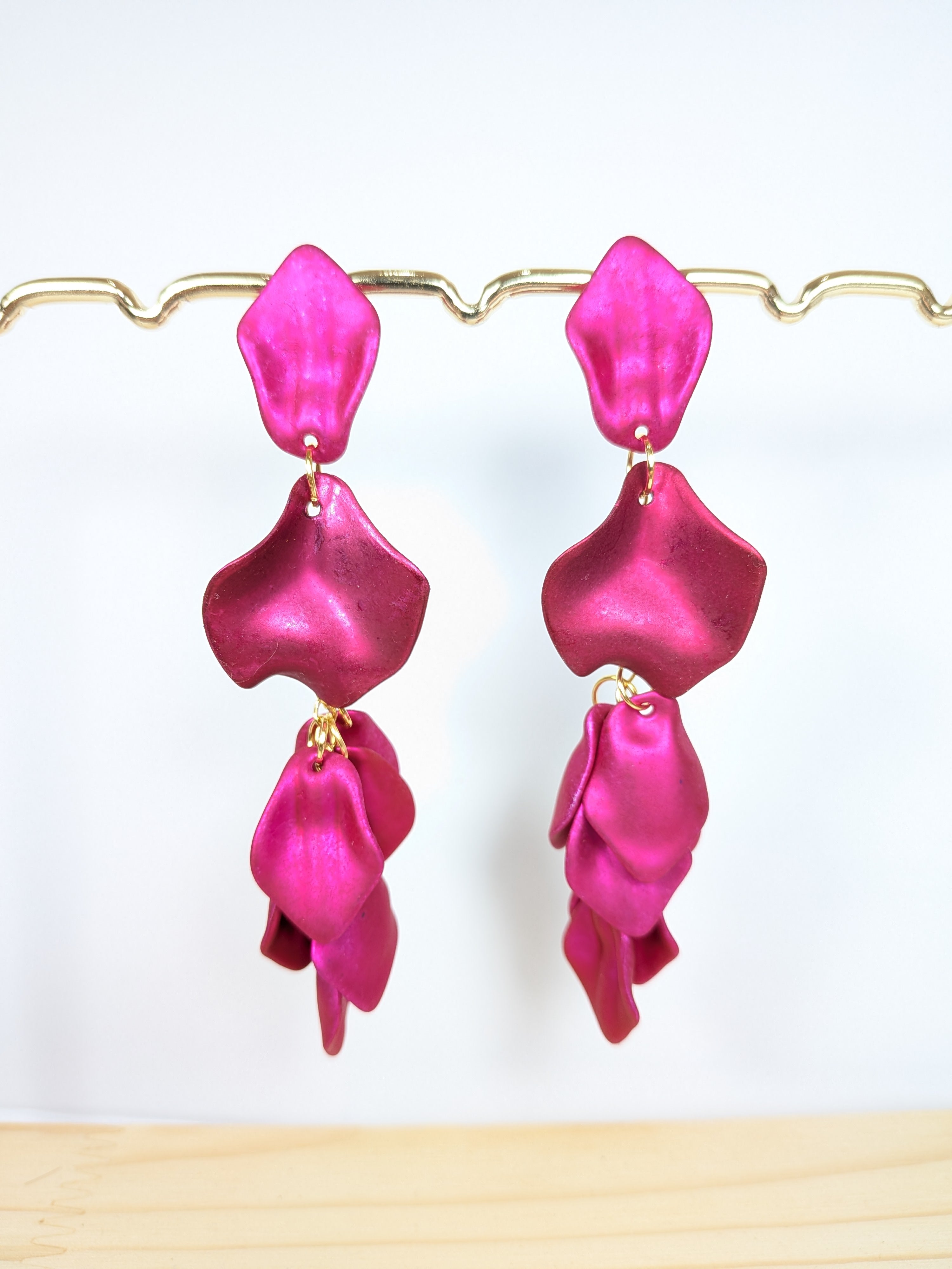 Boucles d'oreilles longues cascade de pétales acrylique unicolore