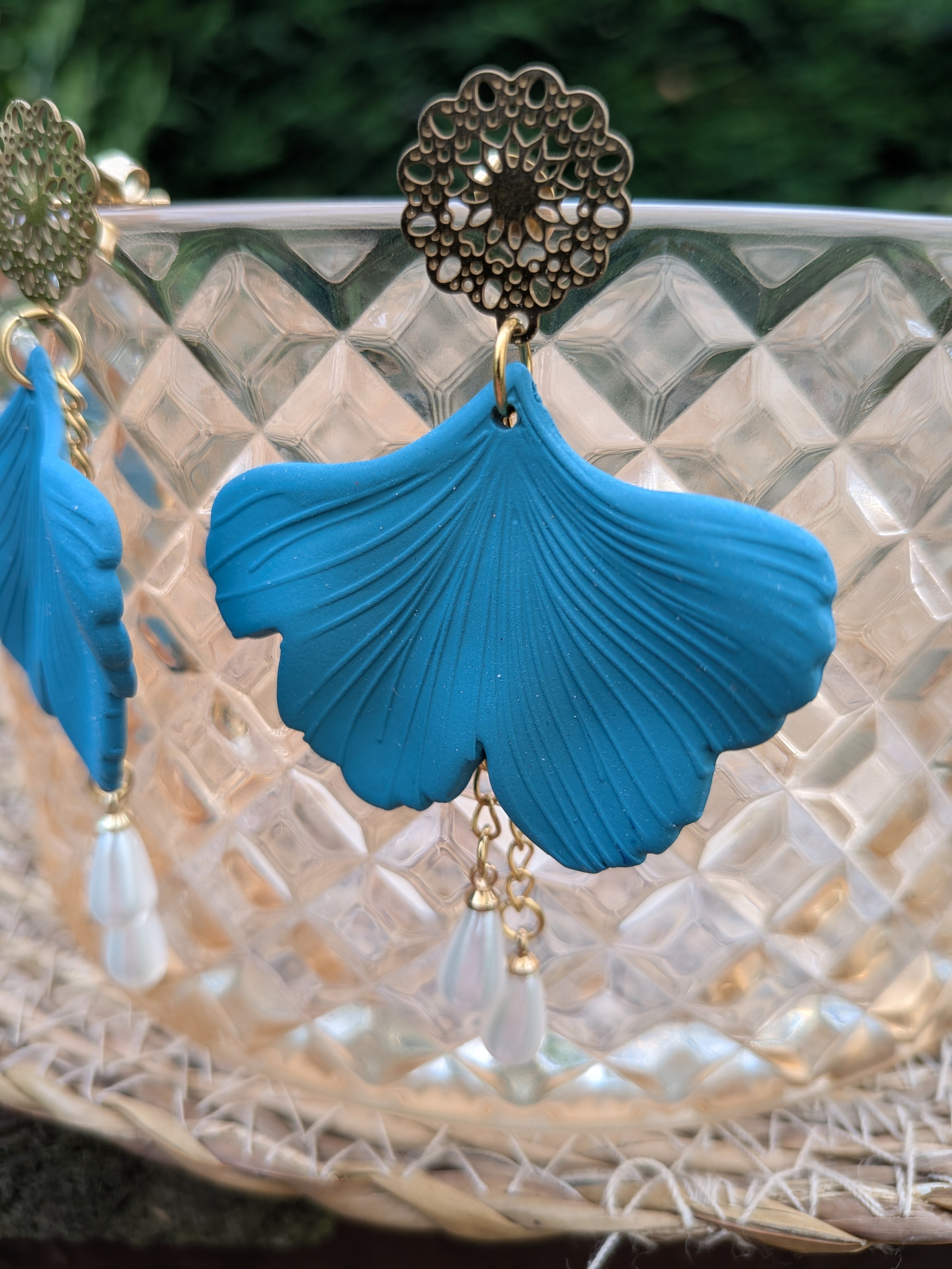 Boucles d'oreilles Ginkgo  & Perles Blanches, version dorée