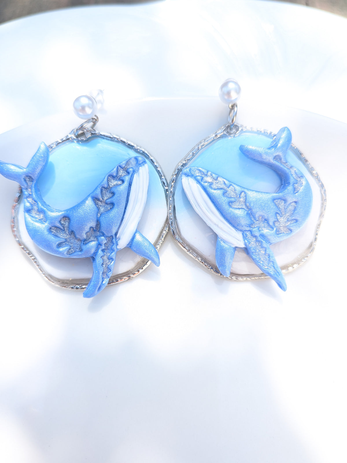 Boucles d'oreilles fantaisie baleine en Fimo peintes à la main