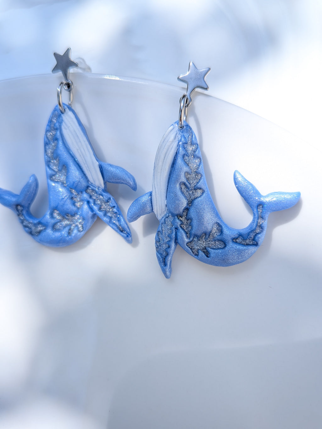 Boucles d'oreilles pendantes baleines en Fimo bleu peintes à la main
