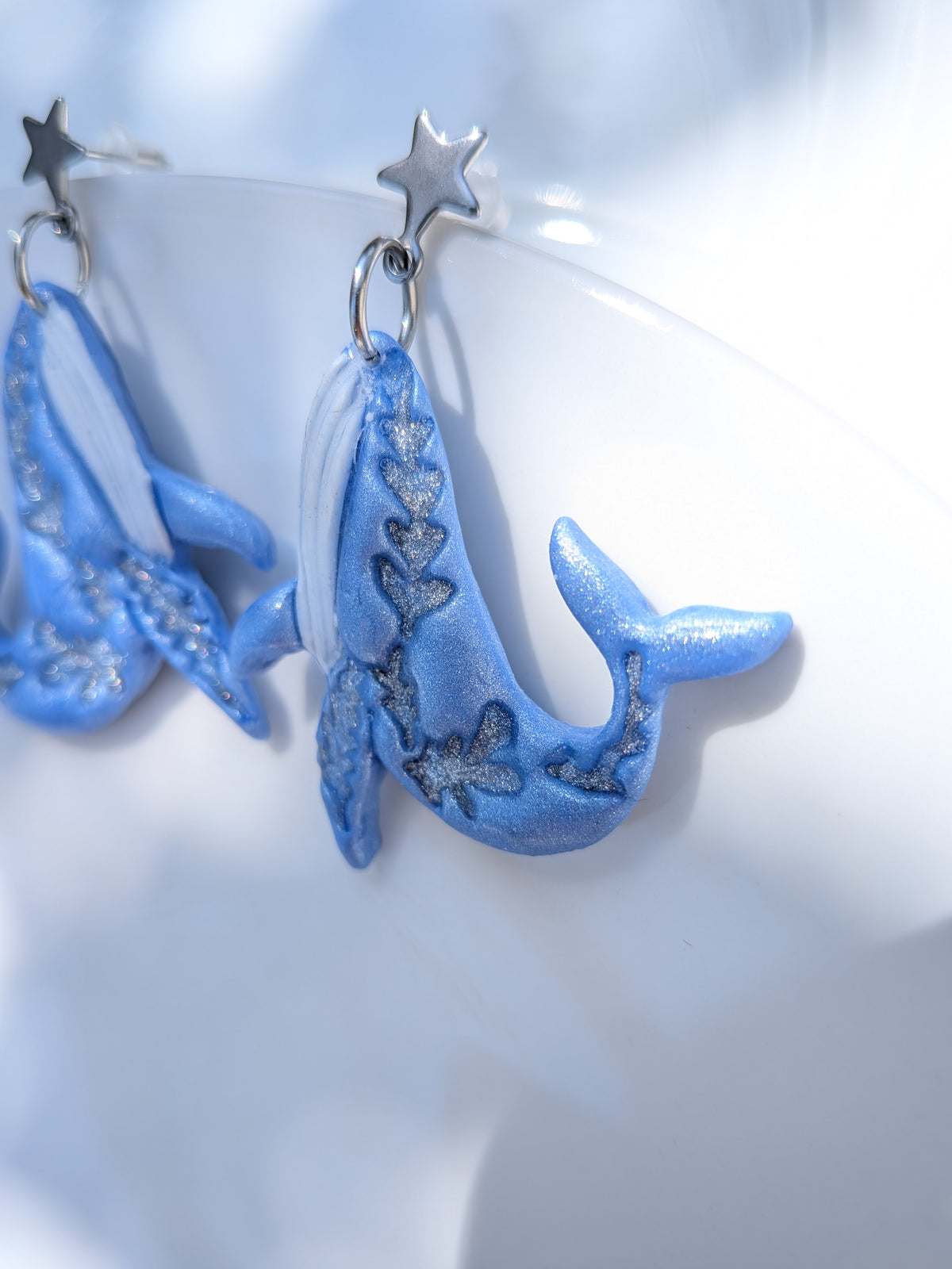 Boucles d'oreilles pendantes baleines en Fimo bleu peintes à la main