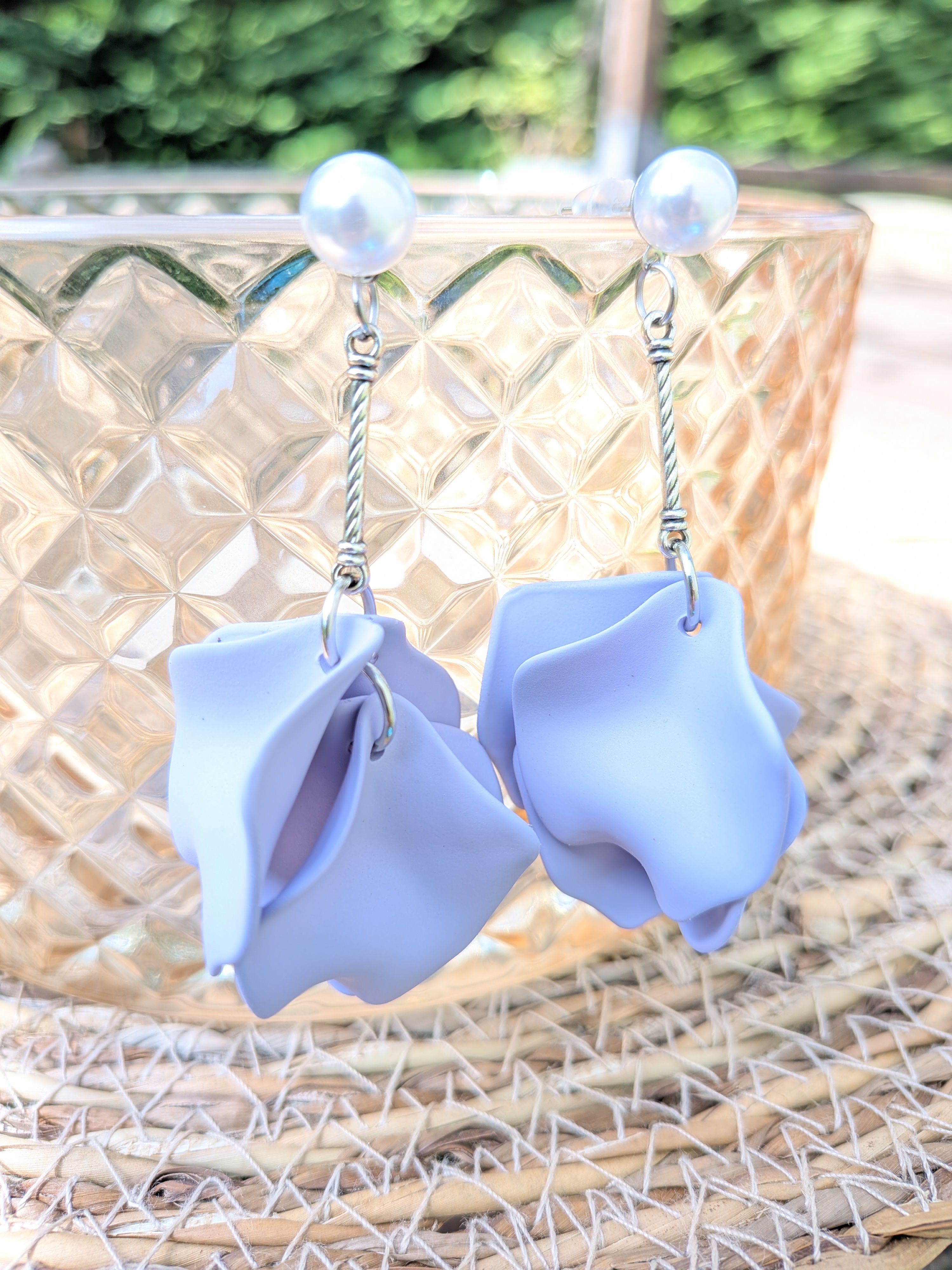Boucles d'oreilles pétales de roses métallisées acrylique – légères et féminines