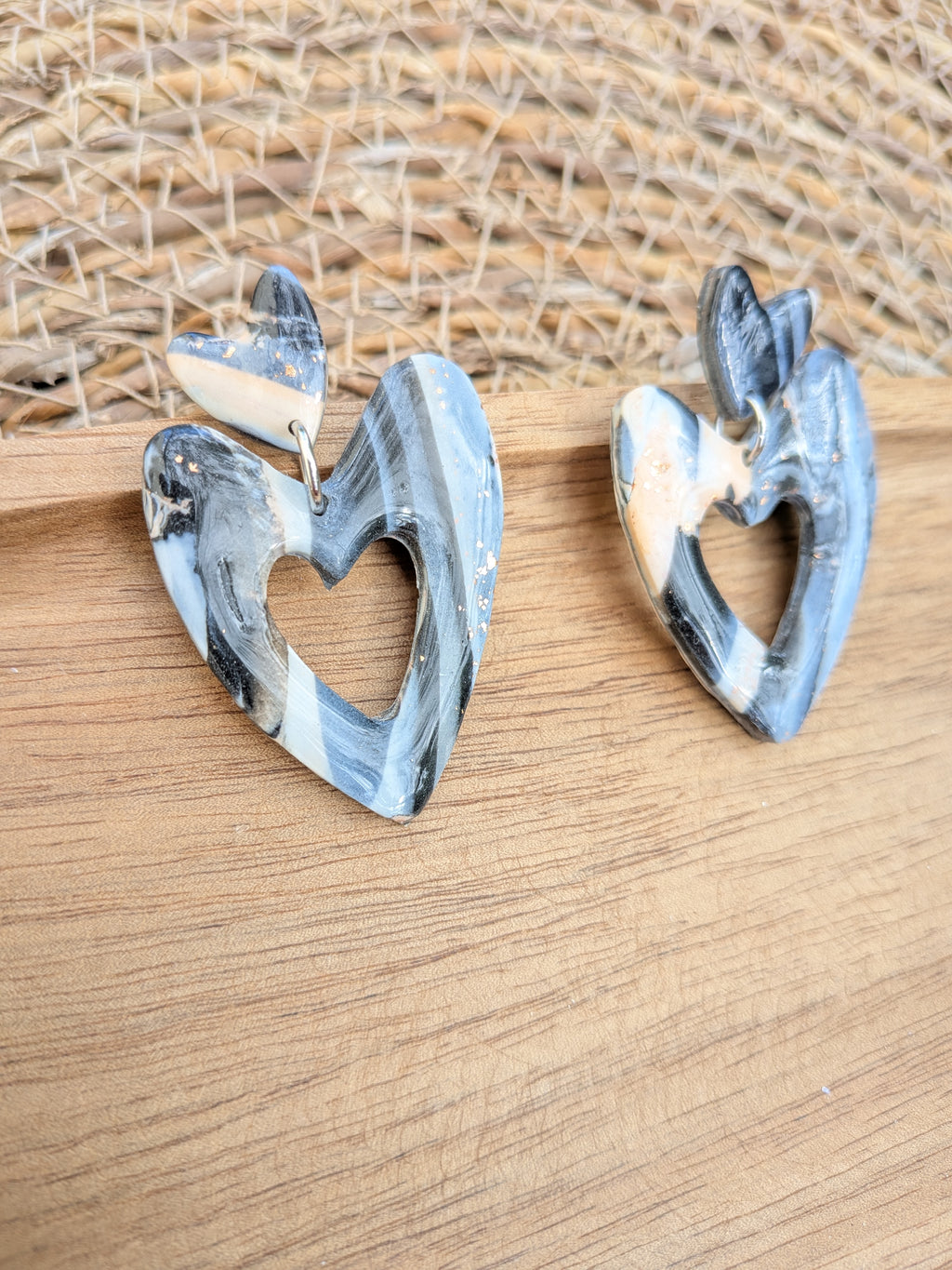 Boucles d'oreilles Cœur en Pâte Polymère – Noir, Blanc & Pêche