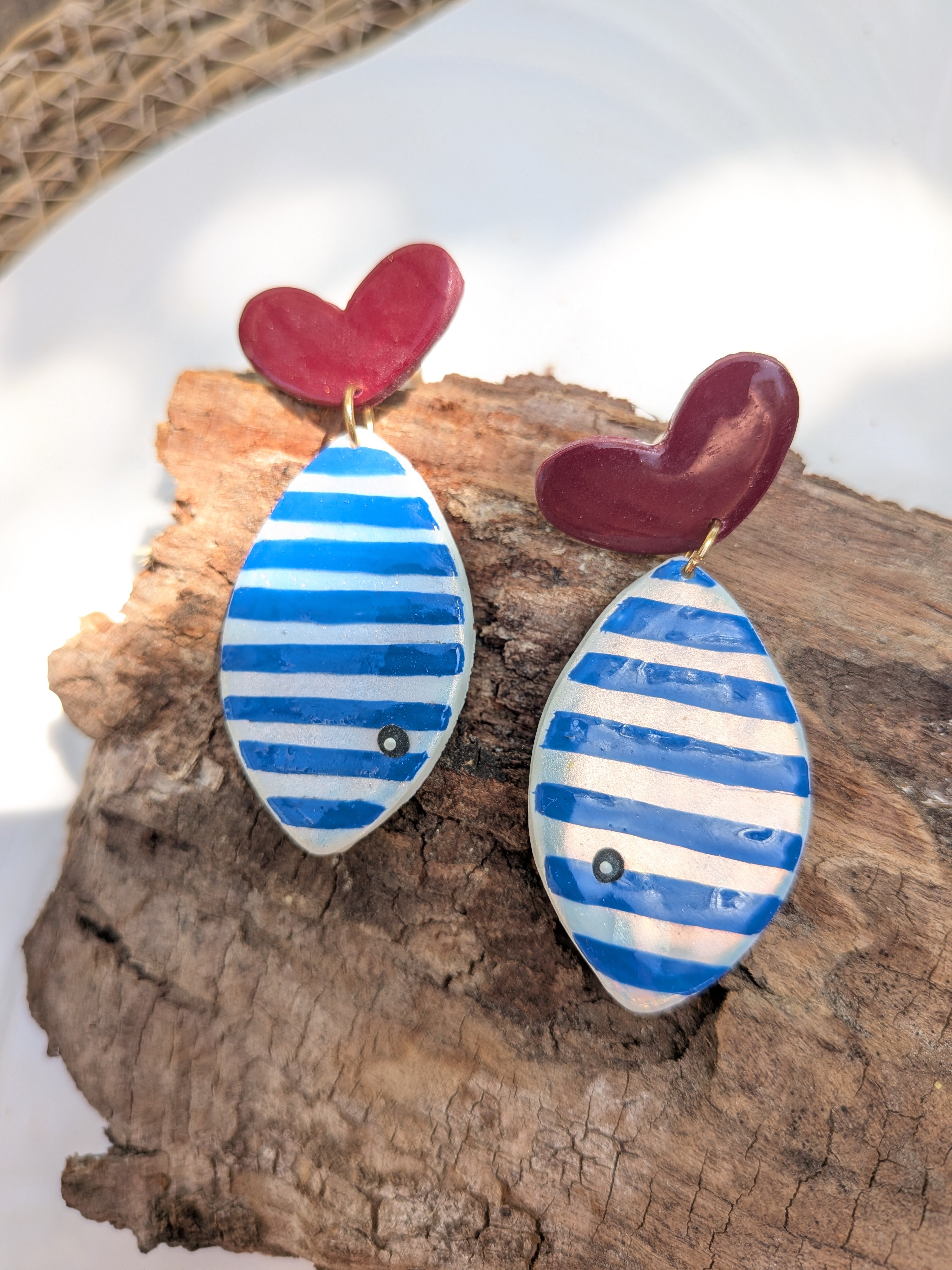 Boucles d'oreilles poisson en pâte polymère – rayures peintes à la main