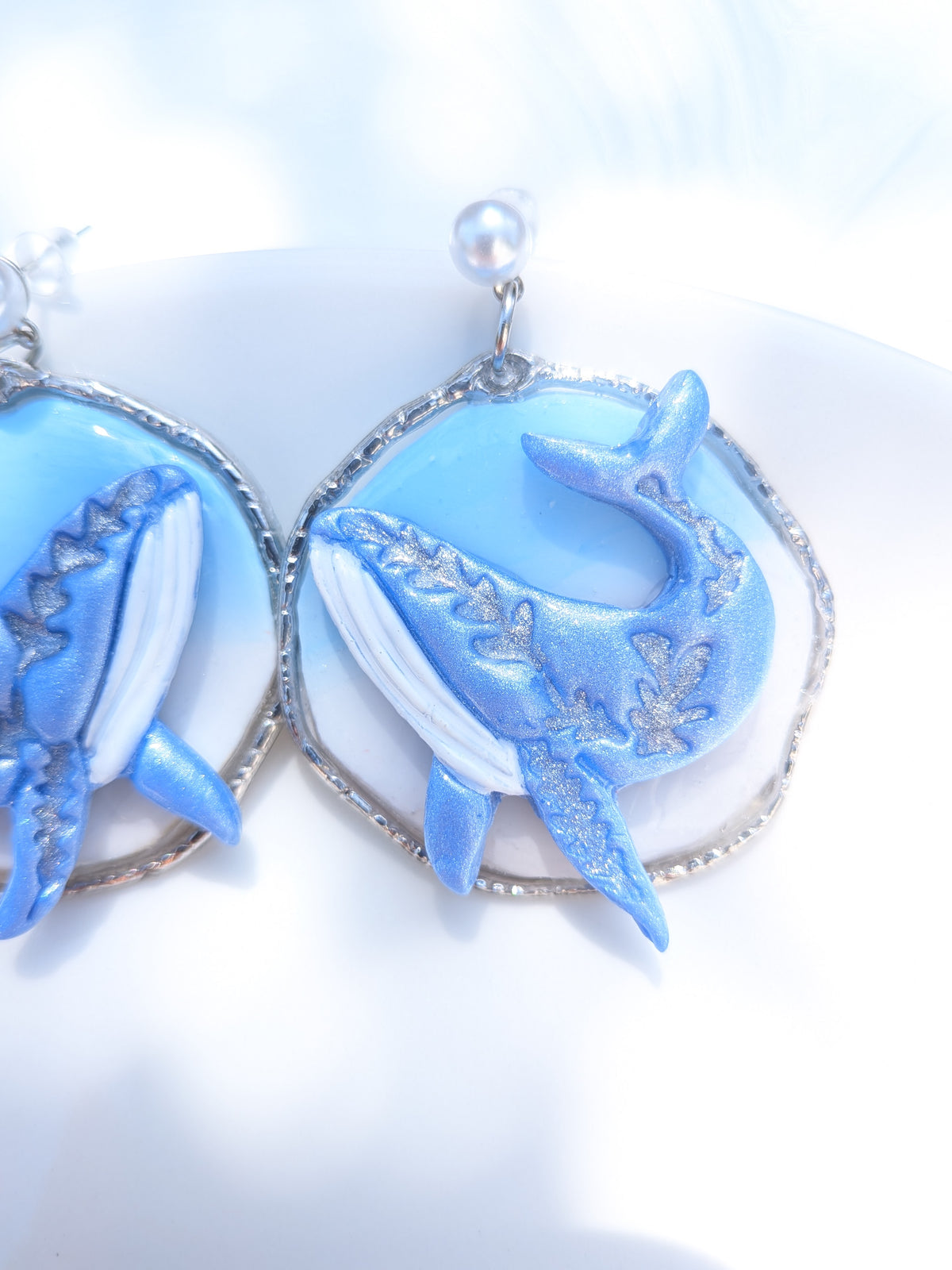 Boucles d'oreilles fantaisie baleine en Fimo peintes à la main