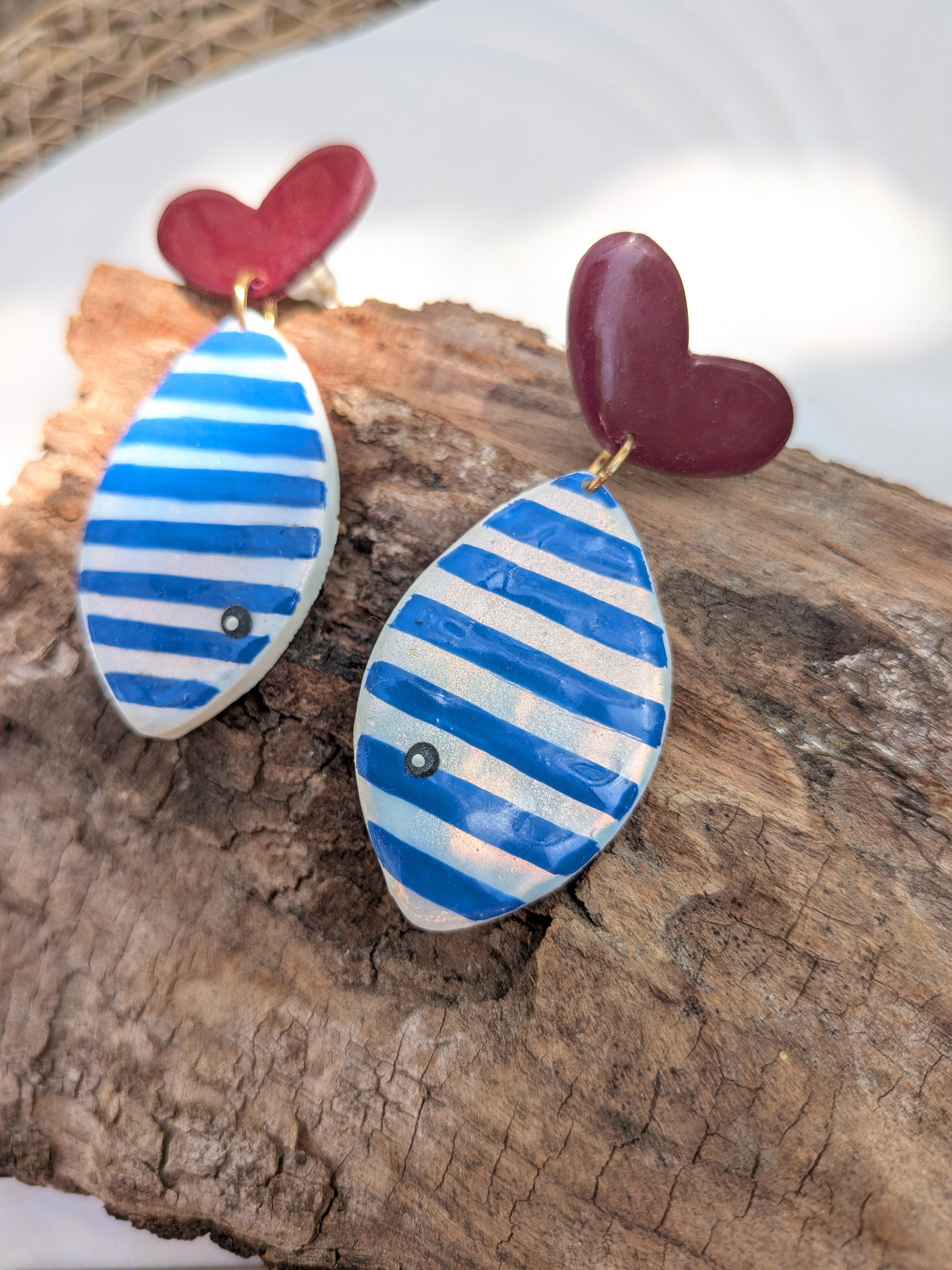 Boucles d'oreilles poisson en pâte polymère – rayures peintes à la main