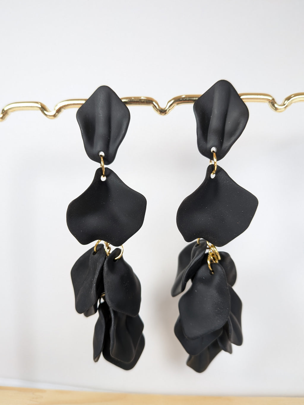 Boucles d'oreilles longues cascade de pétales acrylique unicolore