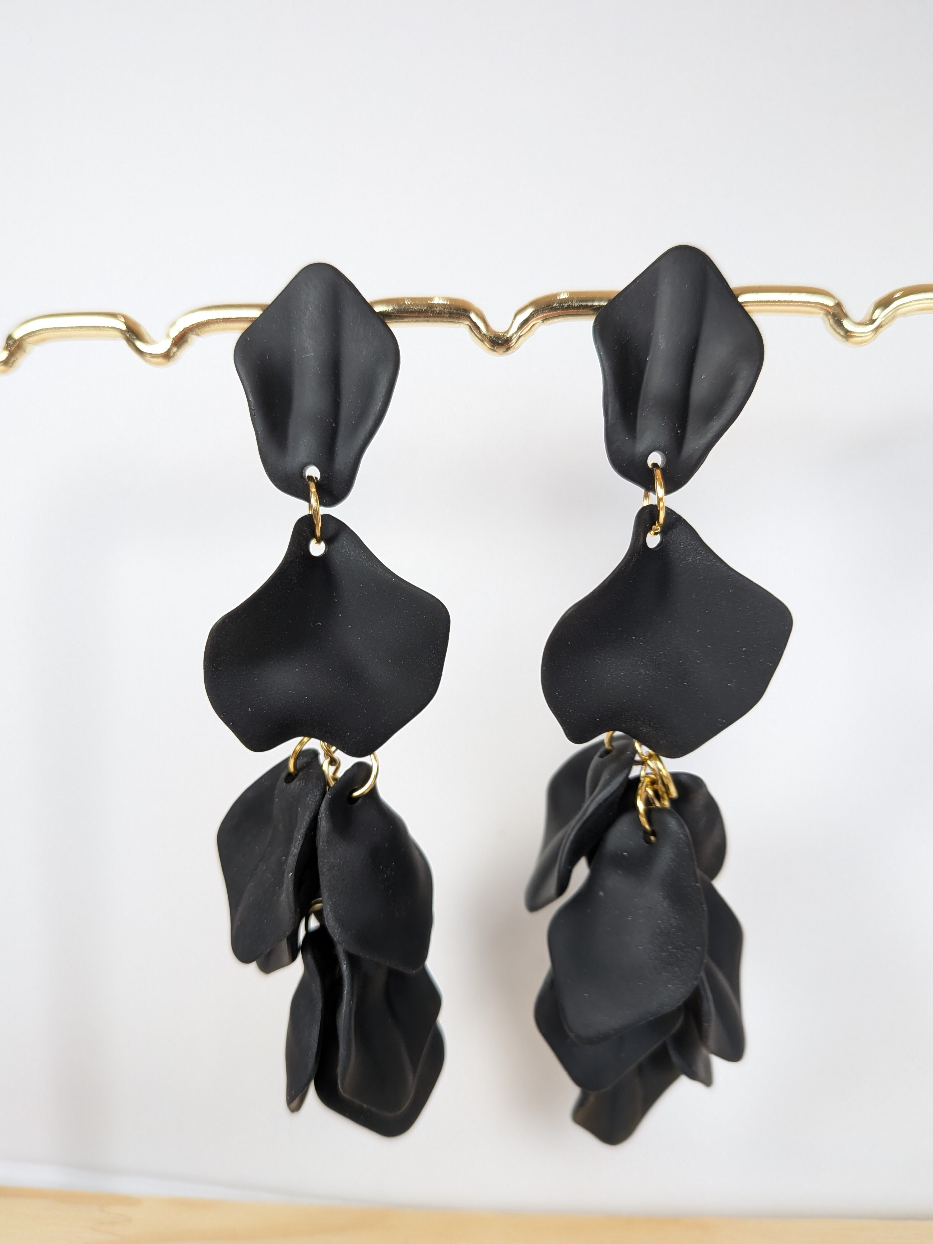 Boucles d'oreilles longues cascade de pétales acrylique unicolore