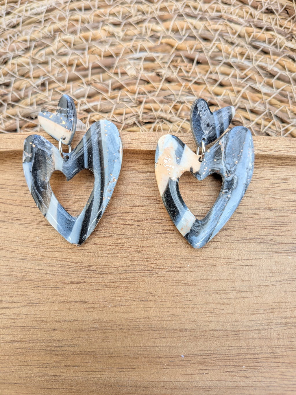 Boucles d'oreilles Cœur en Pâte Polymère – Noir, Blanc & Pêche
