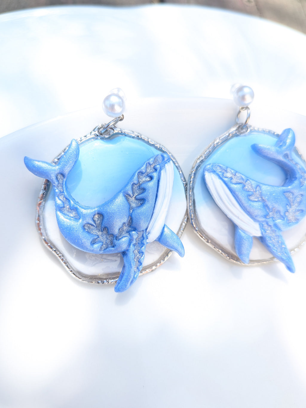 Boucles d'oreilles fantaisie baleine en Fimo peintes à la main