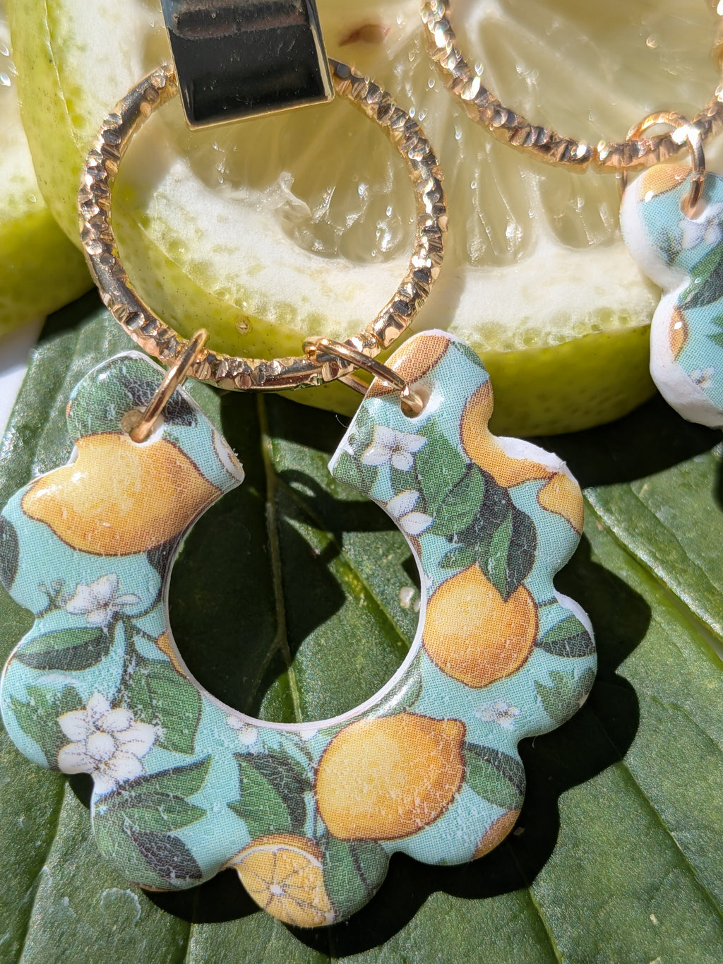 Boucles d'oreilles Fimo Citrons Abstraits – Cercle Zinc & Anneaux Acier