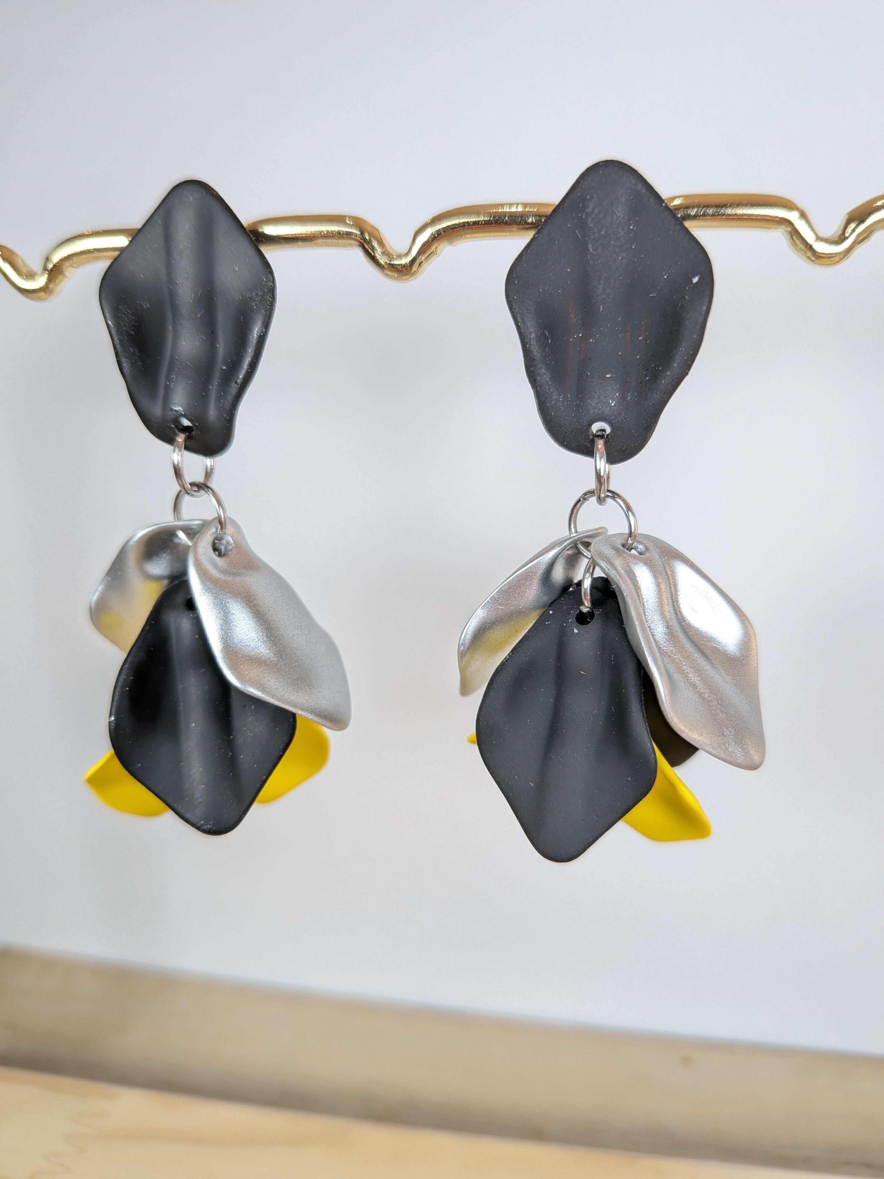 Boucles d'oreilles pétales acrylique tricolores en cascade