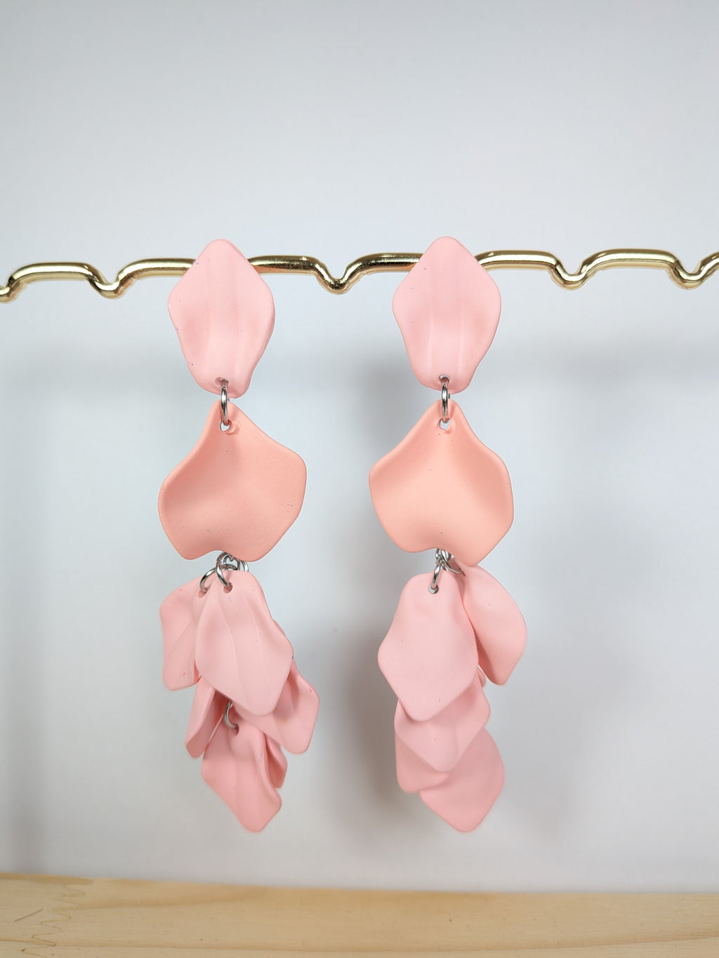 Boucles d'oreilles longues cascade de pétales acrylique unicolore