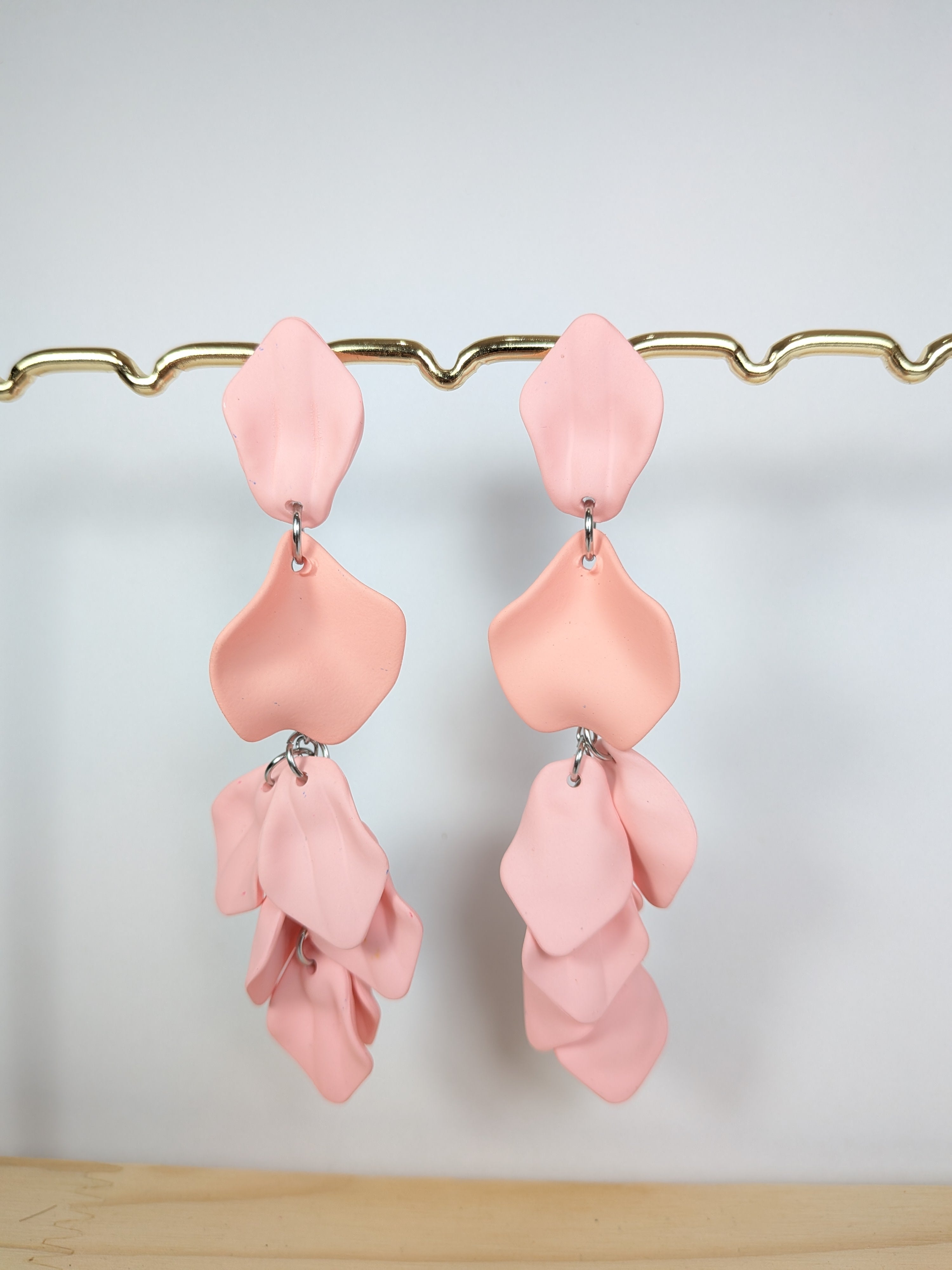 Boucles d'oreilles longues cascade de pétales acrylique unicolore