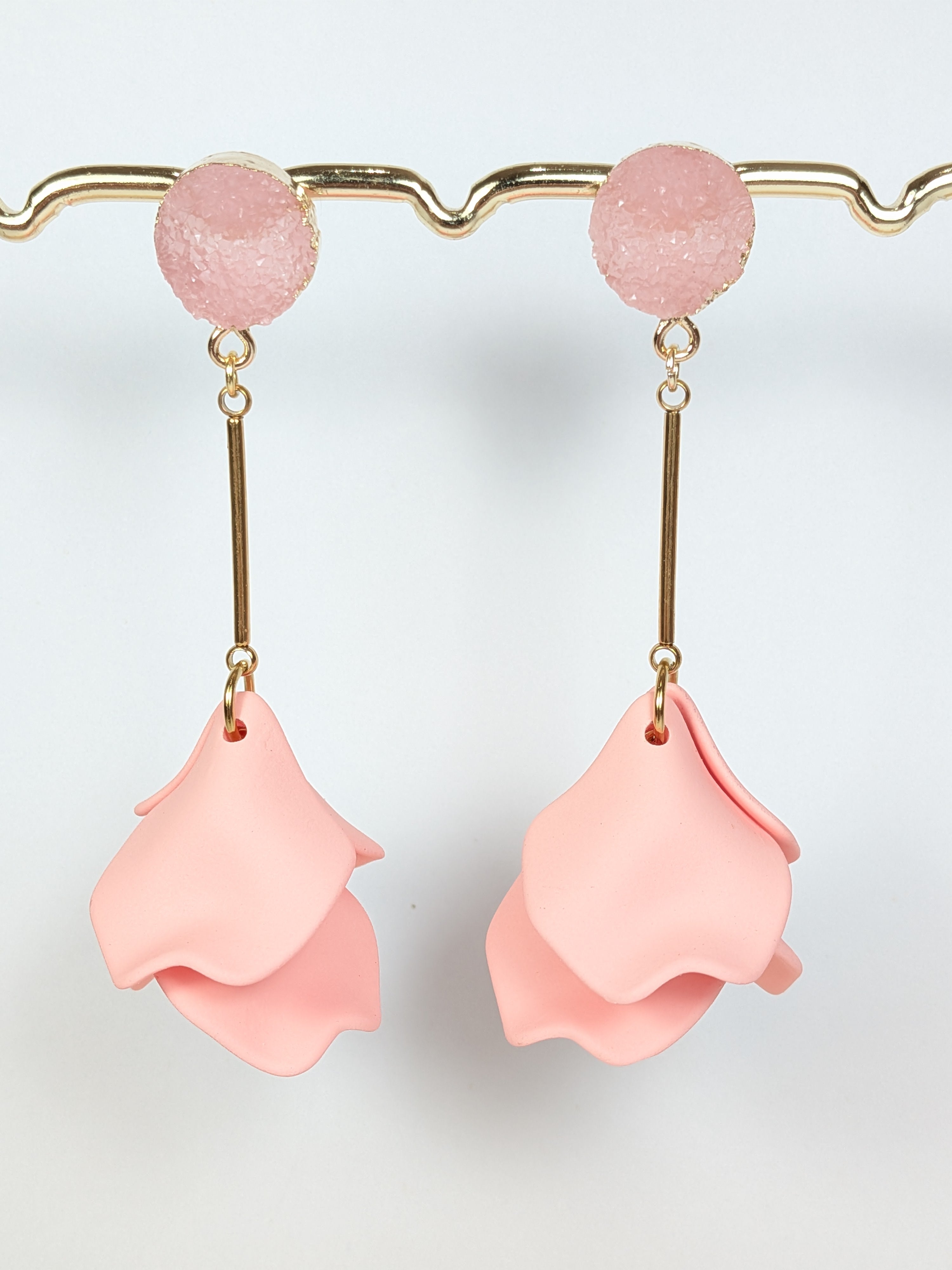 Boucles d'oreilles pendantes pétales acryliques colorées – Collection Arabella