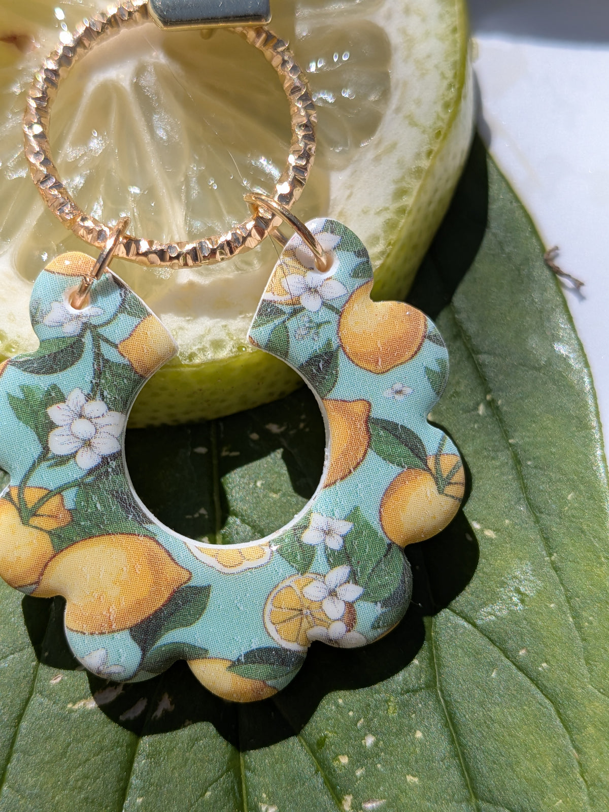 Boucles d'oreilles Fimo Citrons Abstraits – Cercle Zinc & Anneaux Acier
