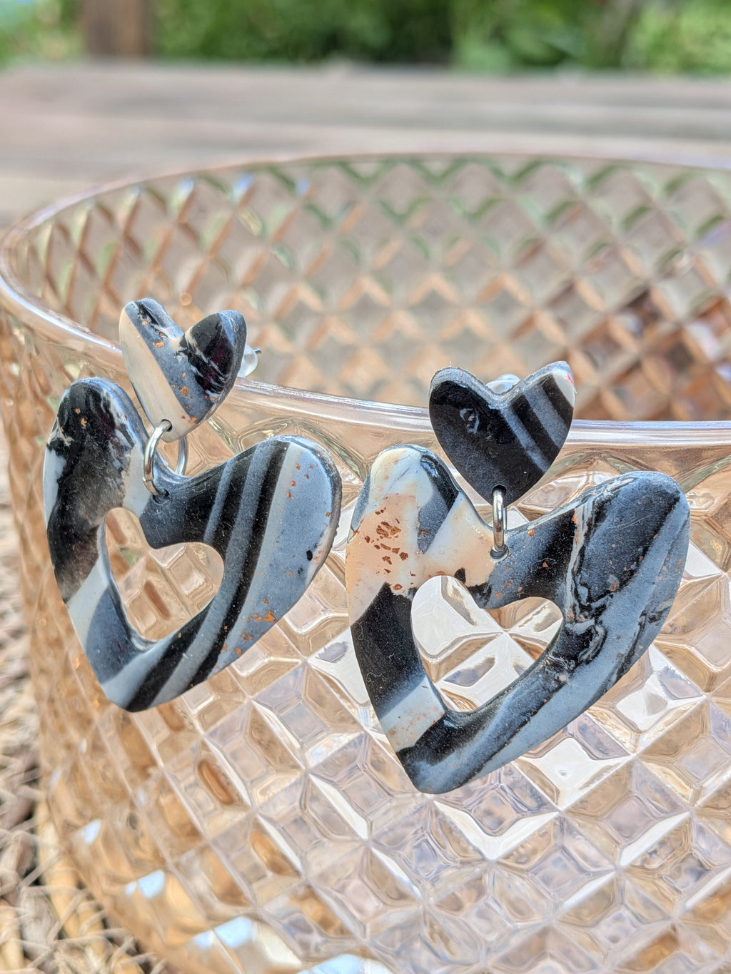 Boucles d'oreilles Cœur en Pâte Polymère – Noir, Blanc & Pêche