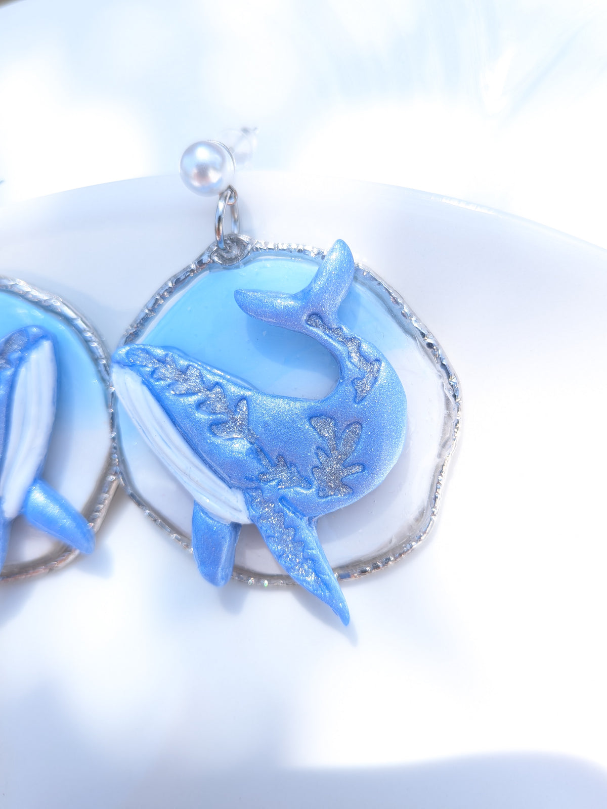 Boucles d'oreilles fantaisie baleine en Fimo peintes à la main