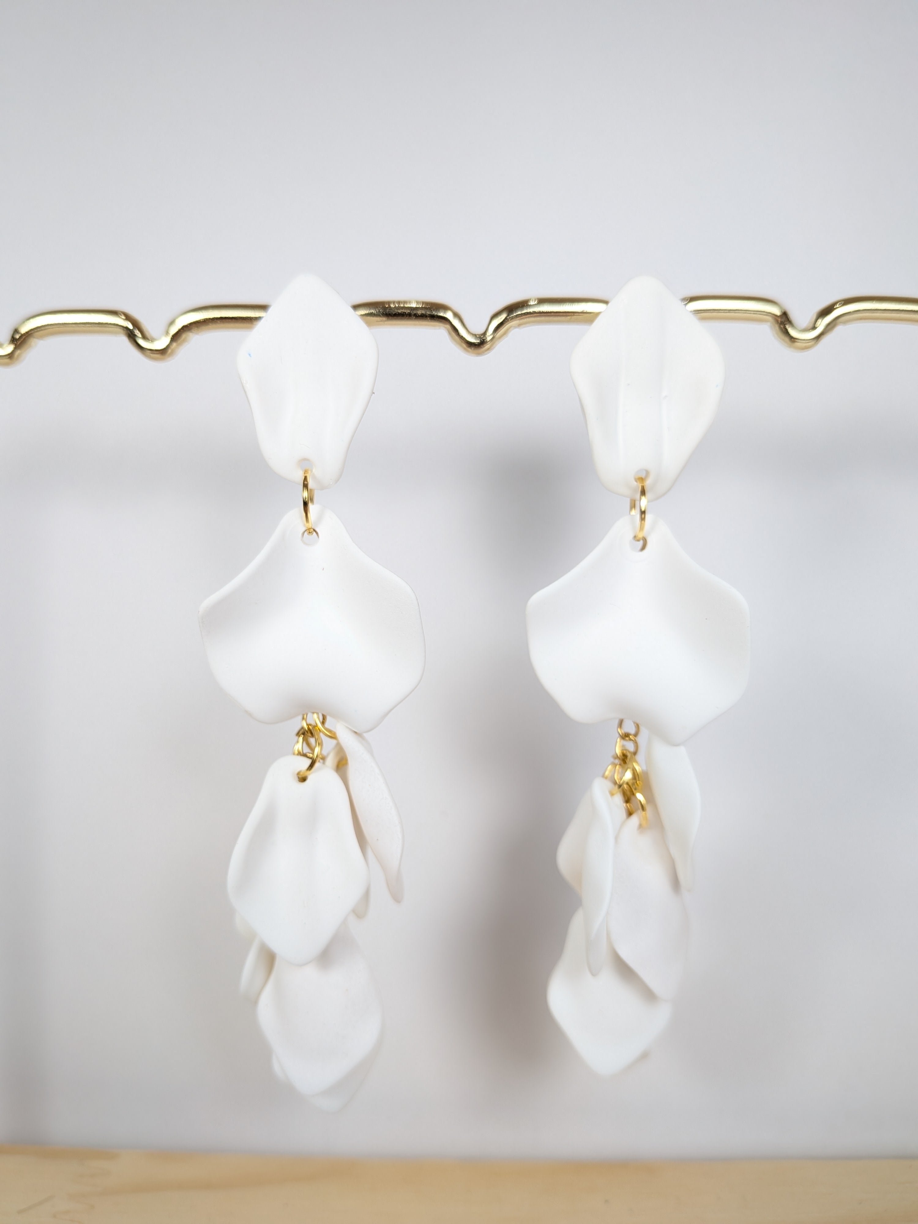 Boucles d'oreilles longues cascade de pétales acrylique unicolore
