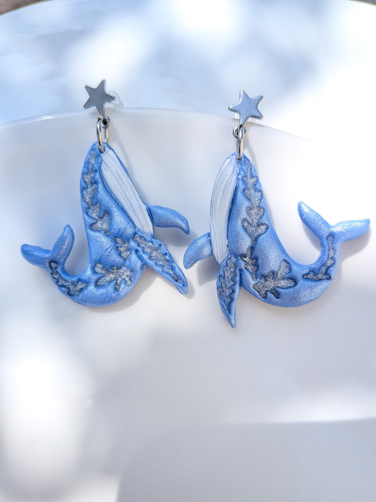 Boucles d'oreilles pendantes baleines en Fimo bleu peintes à la main