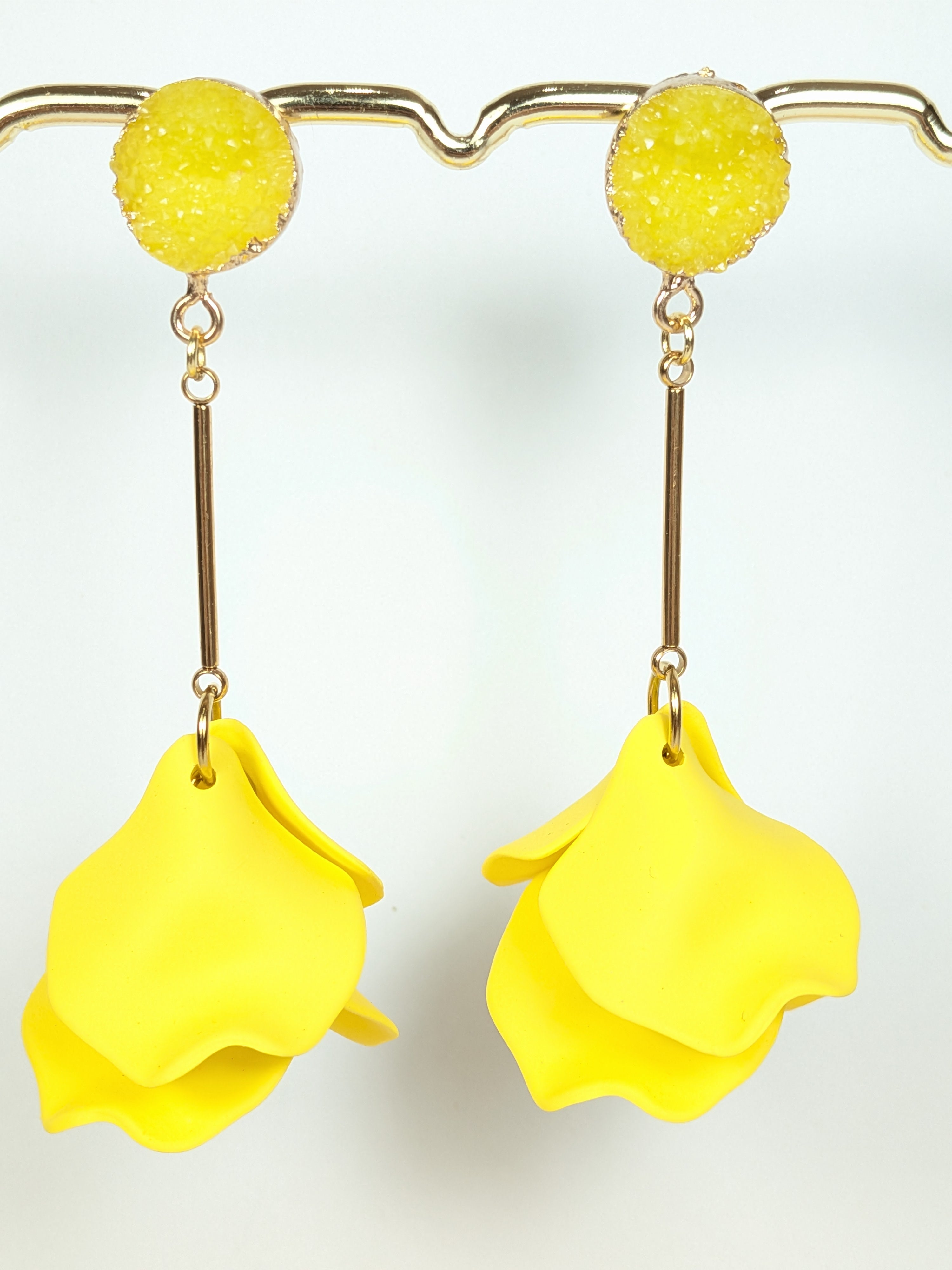 Boucles d'oreilles pendantes pétales acryliques colorées – Collection Arabella