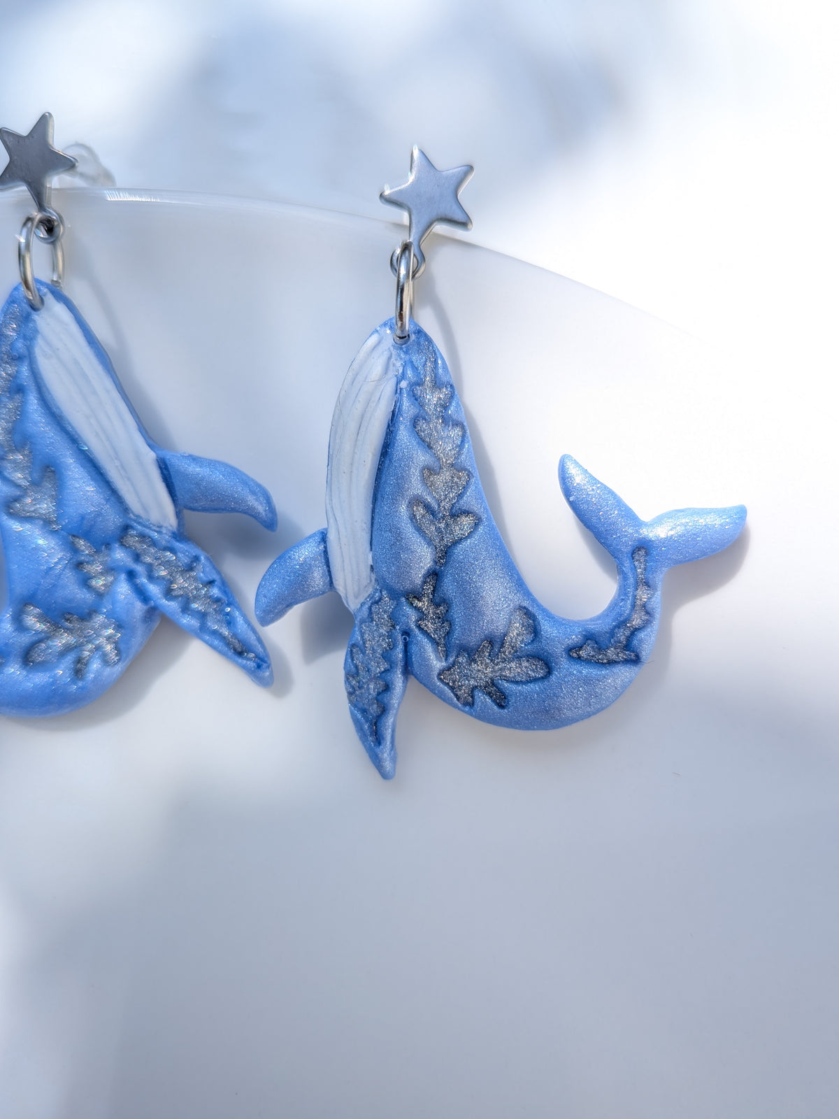 Boucles d'oreilles pendantes baleines en Fimo bleu peintes à la main