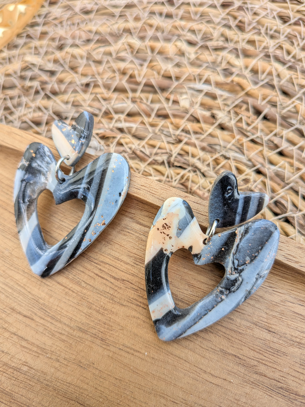 Boucles d'oreilles Cœur en Pâte Polymère – Noir, Blanc & Pêche