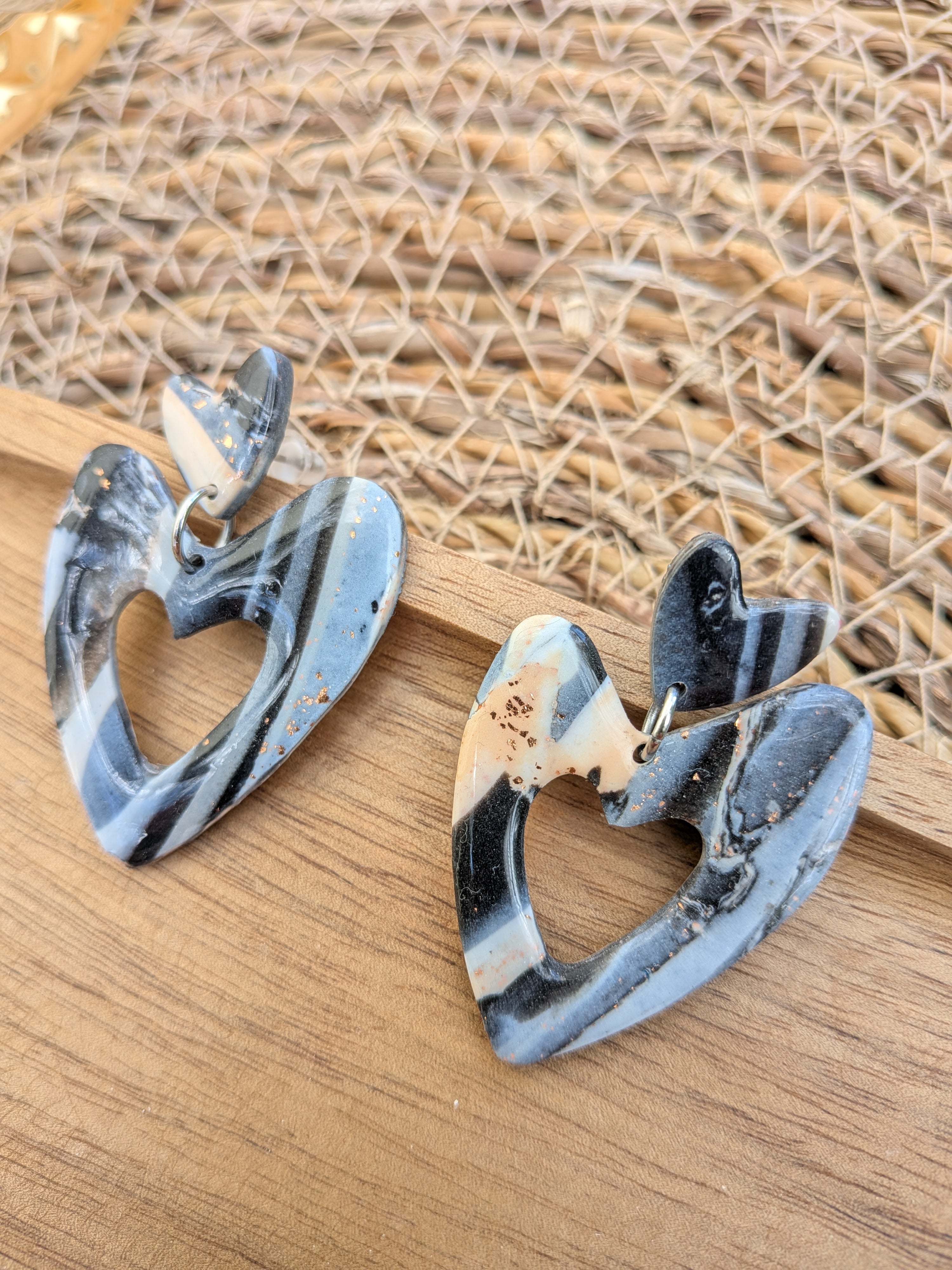 Boucles d'oreilles Cœur en Pâte Polymère – Noir, Blanc & Pêche