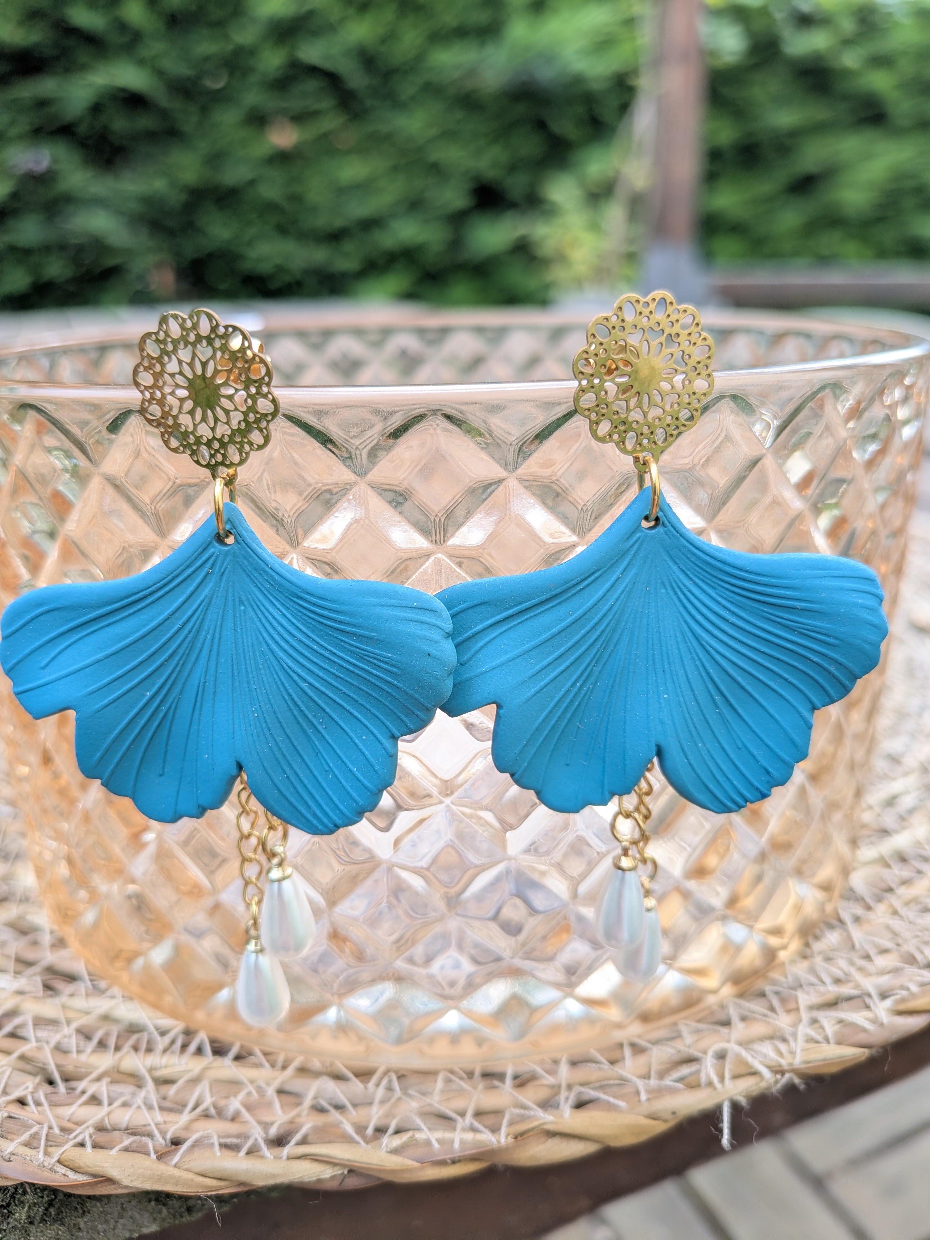 Boucles d'oreilles Ginkgo  & Perles Blanches, version dorée
