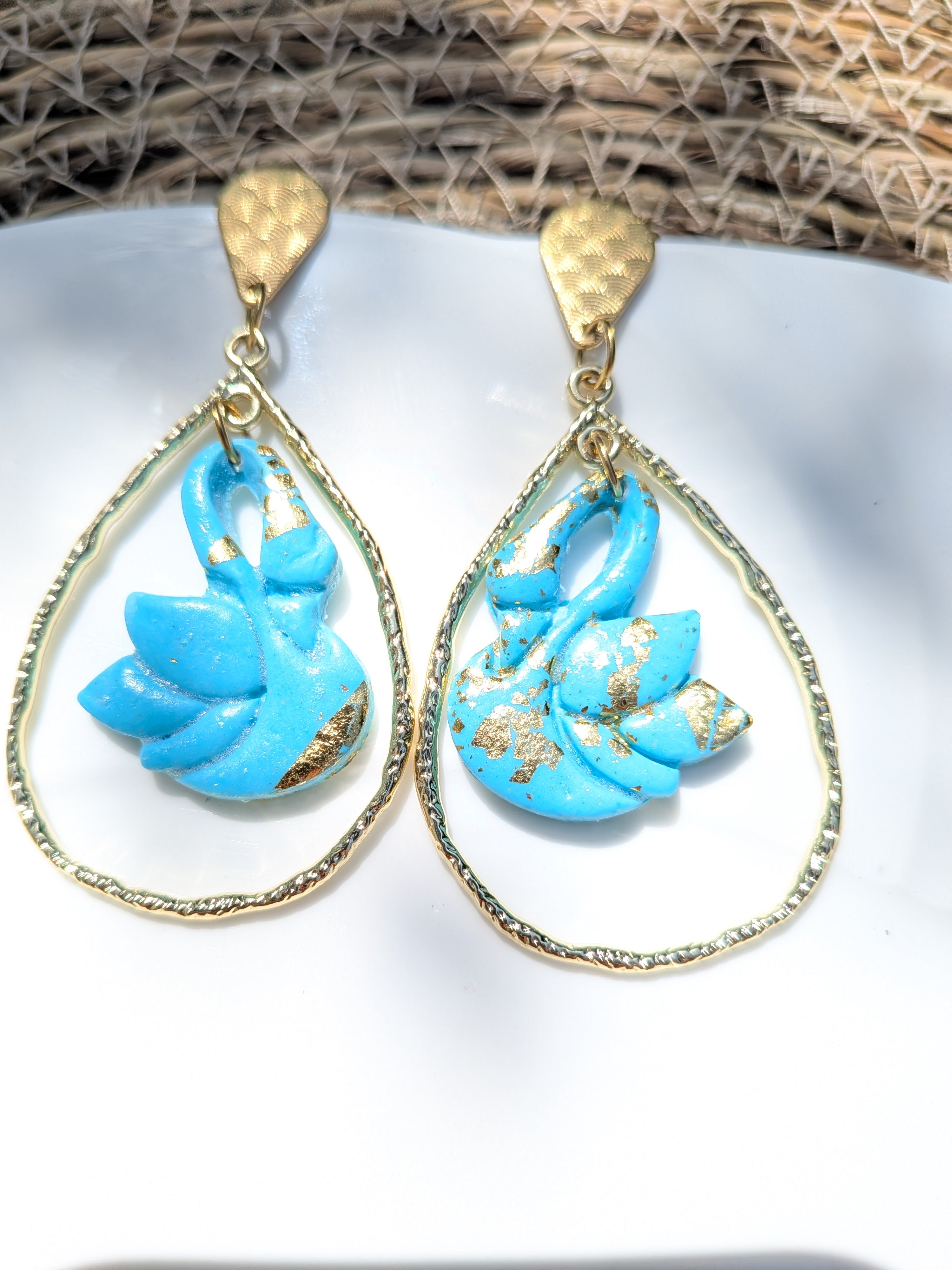 Boucles d'oreilles Cygne Turquoise & Cercle Doré – Pâte Polymère Fait Main