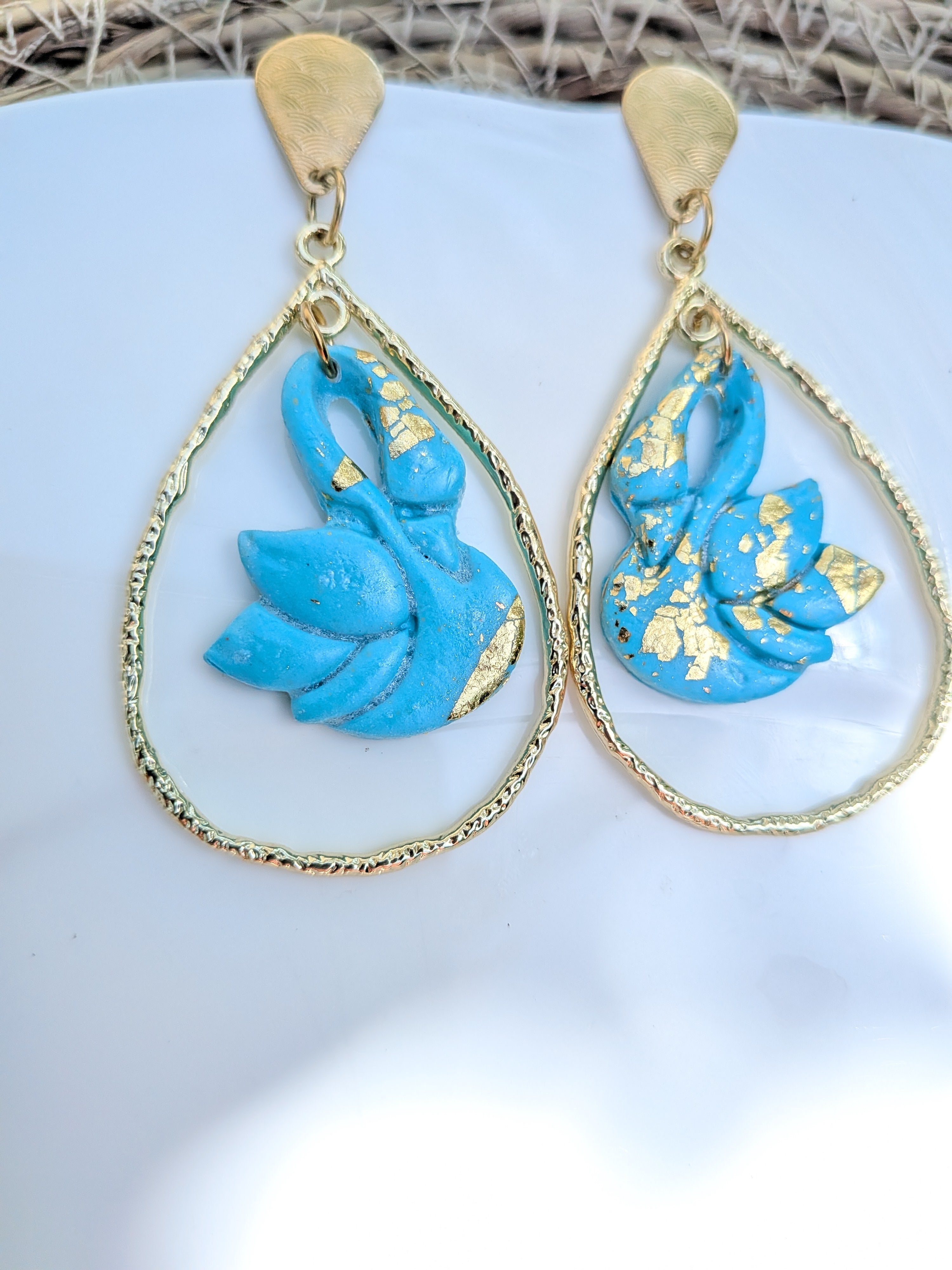 Boucles d'oreilles Cygne Turquoise & Cercle Doré – Pâte Polymère Fait Main